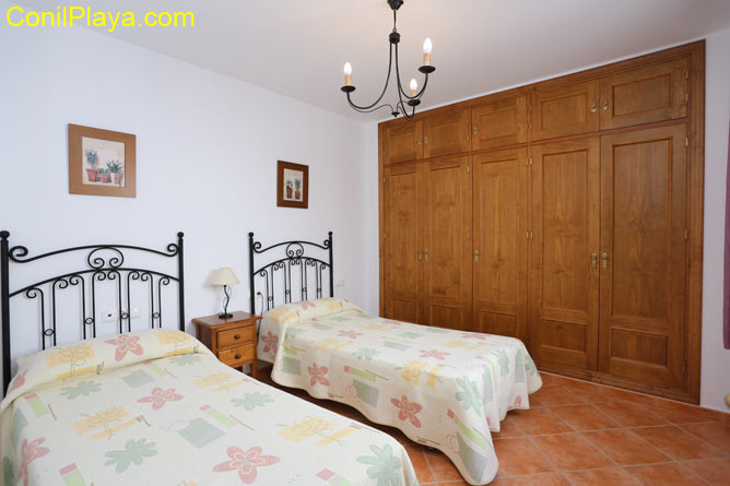 Armario del dormitorio con 2 camas individuales