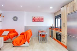 2 dormitorios,4 personas. Bonito apartamento en conil de nueva construcción situado a pocos minutos de la playa andando, se encuentra junto al rio. Con patio interior privado. 