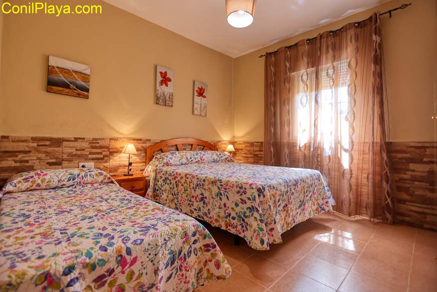 dormitorio principal con cama de matrimonio