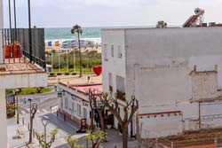 2 dormitorios,4 personas. Apartamentos de 2 dormitorios en Conil muy cerca de la playa andando y de la Torre de Guzman, en pleno centro turistico. 