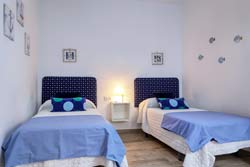 Estupendo apartamento con patio interior privado y situado en zona muy céntrica y a pocos minutos de la playa andando.
capacidad para 4 personas