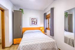 apartamento situado en una buena zona de Conil por su proximidad al centro y a tiendas. Tranquilos, 2 o 3 personas y de 1 dormitorios. Cerca de la playa y de la zona de ambiente.
capacidad para 2 personas