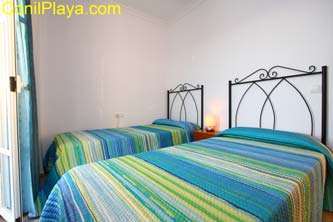 dormitorio con balcón.