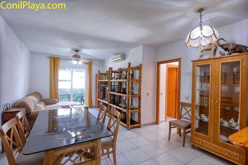 Amplio salón comedor del apartamento Vista general que muestra la gran amplitud del salón comedor del apartamento.