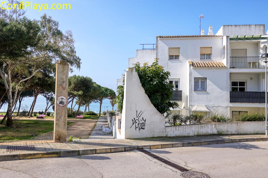 Situado cerca de la playa Fachada del bloque de apartamentos situado a pocos metros de la playa.