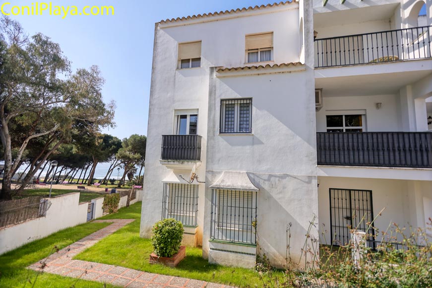 Apartamento en Conil con terraza cerca del mar Apartamento de alquiler vacacional en Conil cercano al mar con terraza y bonitas vistas.