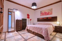 El apartamento se encuentra en una zona tranquila, con fácil aparcamiento y bien comunicada. Consta de tres dormitorios con armarios empotrados, un cuarto de baño con bañera y ducha, cocina, salón - comedor, aire acondicionado.
Apartamento en conil de dos dormitorios en alquiler.