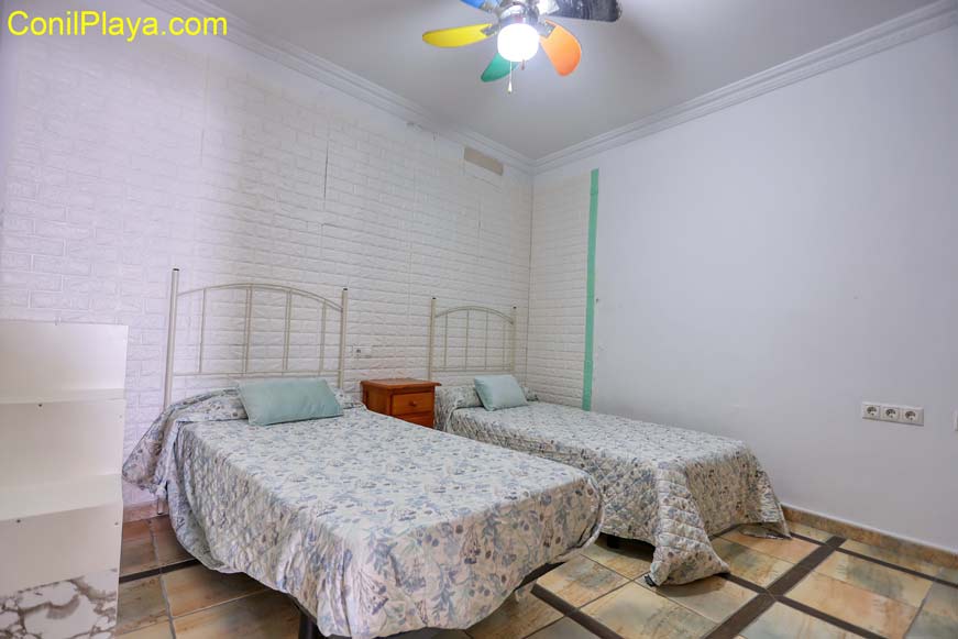 Dormitorio con dos camas individuales.