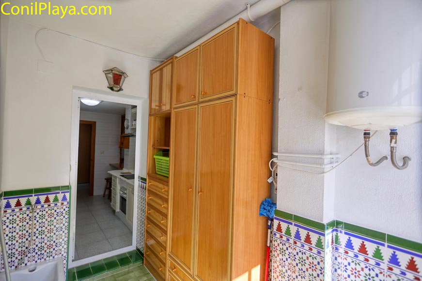 Cuarto de lavado Armario organizado en cuarto de lavado con estantes y ropa