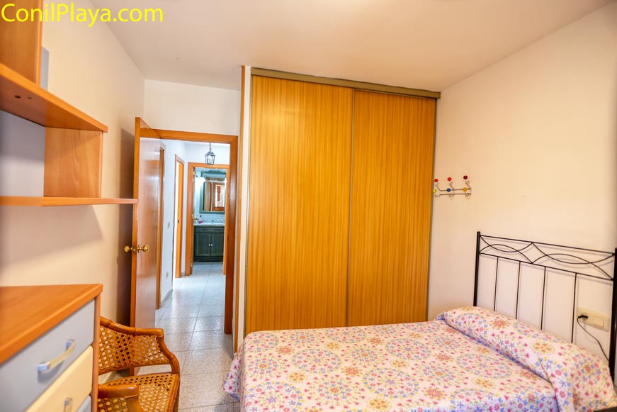 Armario empotrado en dormitorio de dos camas Práctico armario empotrado disponible en la habitación de dos camas.