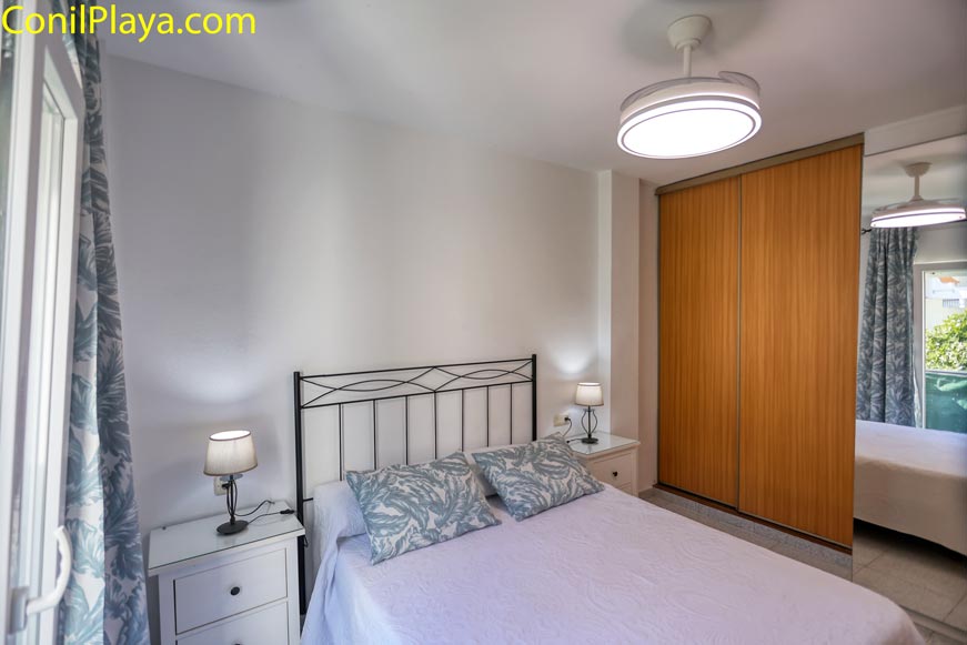 Armario empotrado en el dormitorio principal Amplio armario empotrado en el dormitorio principal, que cuenta con lámpara ventilador.