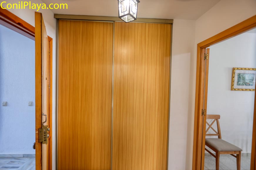 Armario empotrado en la entrada de la casa. Armario empotrado situado a la entrada de la casa