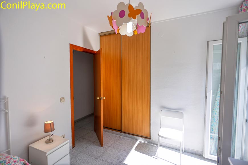 Armario empotrado en el tercer dormitorio Armario empotrado integrado en el tercer dormitorio para mayor capacidad de almacenaje.