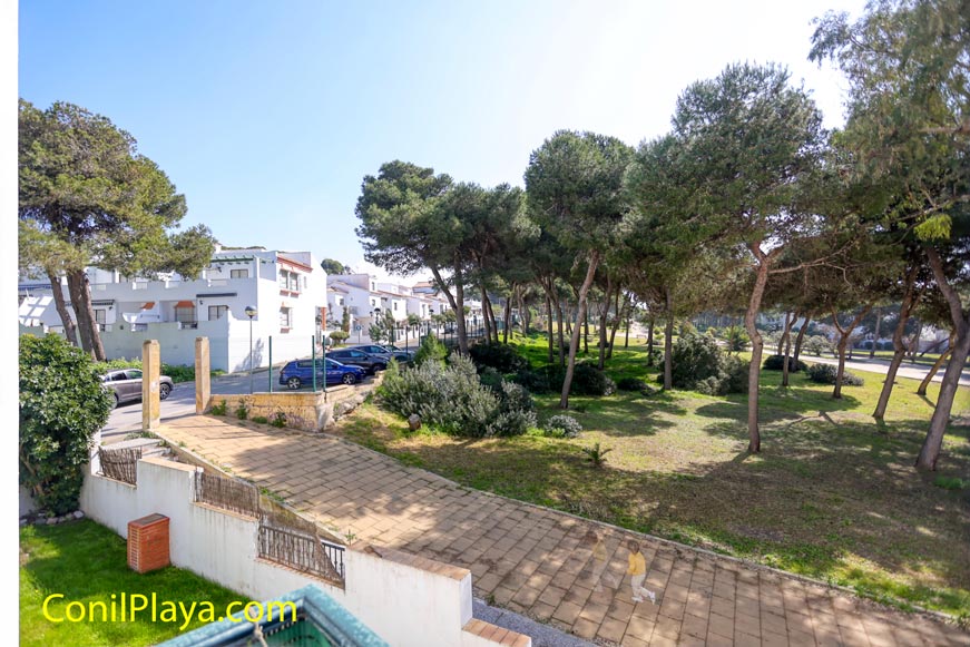 Balcón del dormitorio principal con vistas Panorámica desde el balcón del dormitorio principal de la vivienda.