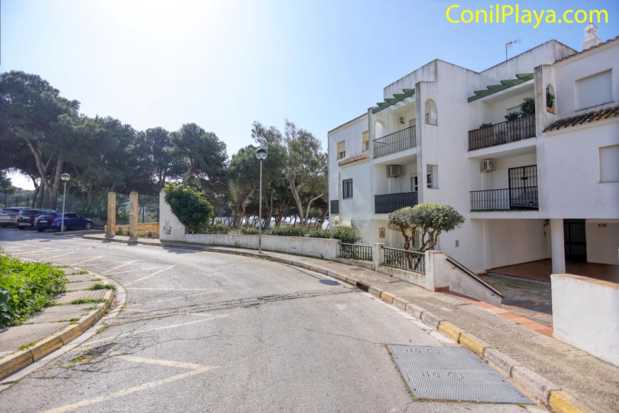Calle tres piedras y fachada del apartamento Fachada del apartamento en calle Tres Piedras, Conil centro