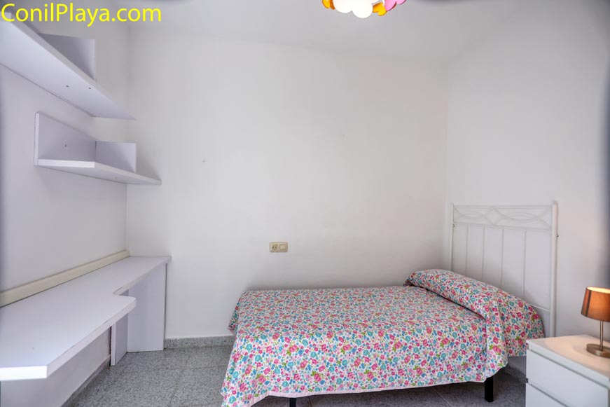 Cama individual en el tercer dormitorio Confortable cama individual en el tercer dormitorio del alojamiento.