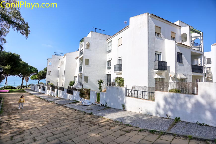 Camino hacia la playa Camino de bajada hacia la playa de Conil con el apartamento de alquiler a la izquierda.