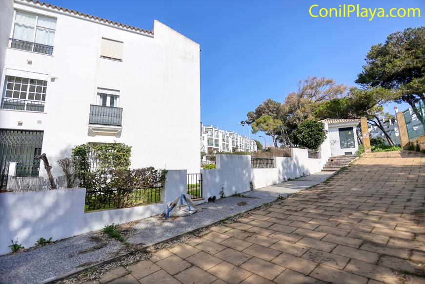 Camino hacia la playa. Camino peatonal hacia la playa desde ventanas del apartamento