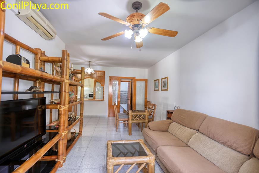 Salón con ventilador de techo y aire acondicionado Salón principal preparado para el verano con ventilador de techo y aire acondicionado.