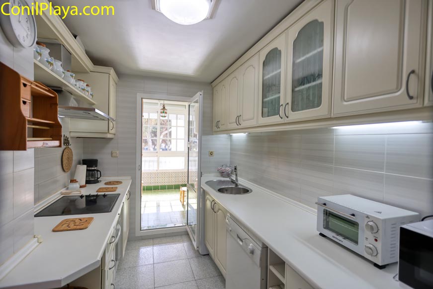 Cocina con encimeras en paralelo Distribución funcional de la cocina con dos amplias encimeras de trabajo en paralelo.