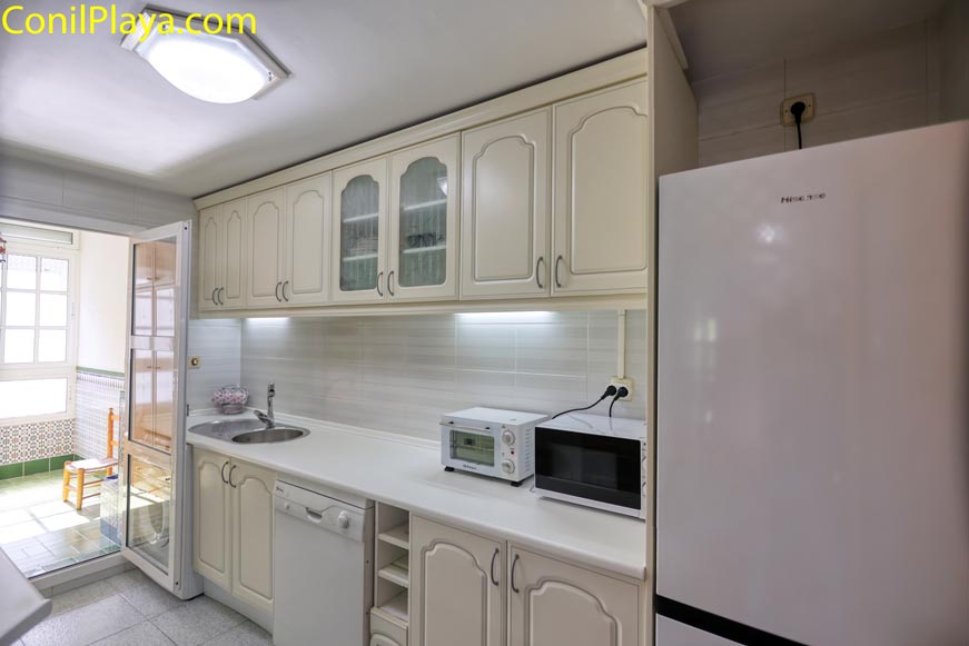 Cocina equipada con lavavajillas y frigorífico Cocina completamente equipada incluyendo lavavajillas y un gran frigorífico.