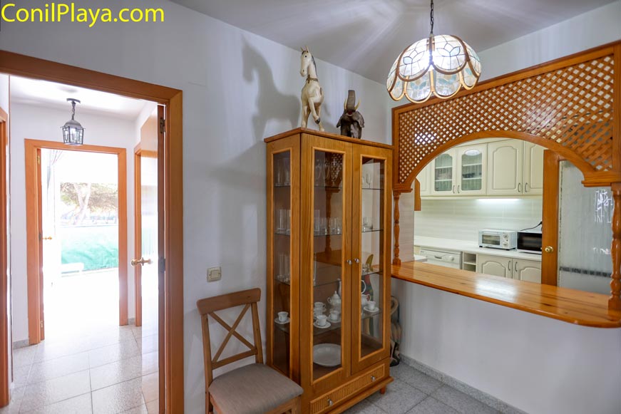 Cocina con pasaplatos y pasillo hacia los dormitorios. Cocina independiente con práctico pasaplatos y pasillo distribuidor hacia los dormitorios.