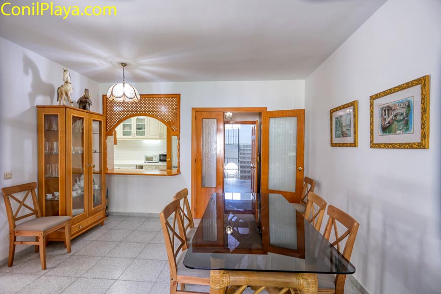 Comedor interior con acceso a la cocina Comedor interior con mesa de cristal y acceso directo a la cocina al fondo.