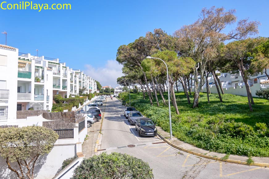 Calle típica de Conil con casas blancas y ambiente costero