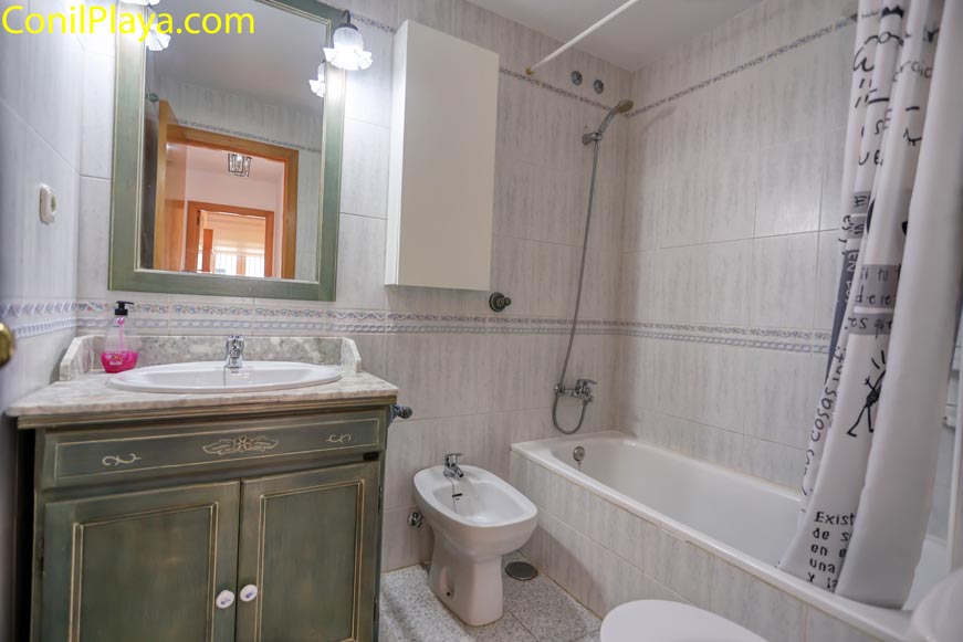 Cuarto de baño con bañera Cuarto de baño completo equipado con bañera.
