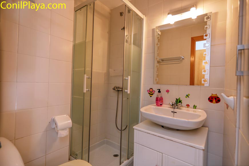 Cuarto de baño con plato de ducha Segundo cuarto de baño de la vivienda, equipado con un práctico plato de ducha.