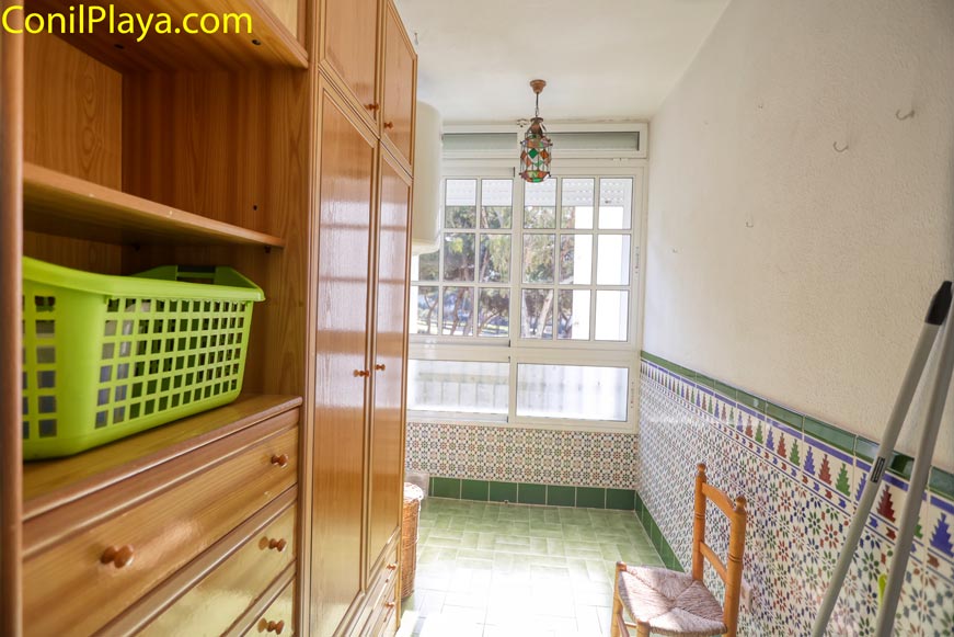 Cuarto de lavado Cuarto de lavado con lavadora y espacio organizado