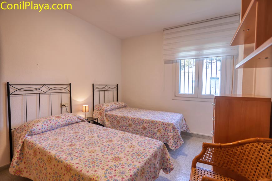 Dormitorio con dos camas individuales Segundo dormitorio equipado con dos camas individuales y ventana al exterior.