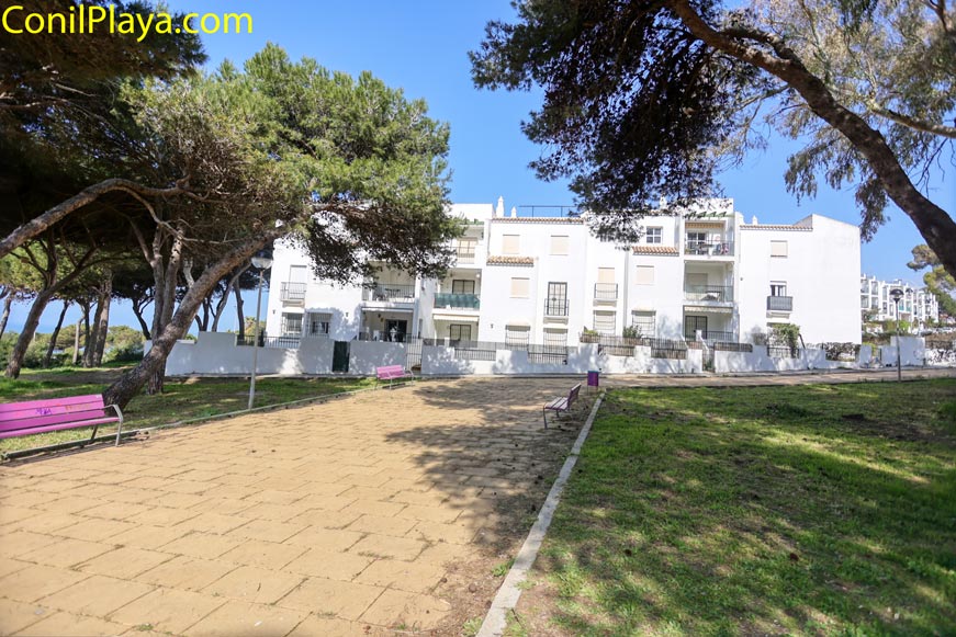 Bloque de apartamentos visto desde el Parque de la Atalaya Vista del bloque residencial desde las zonas verdes del Parque de la Atalaya.