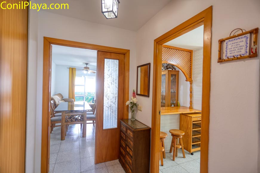 Entrada al salón y a la cocina Entrada al salón y a la cocina desde la puerta de acceso a la vivienda.