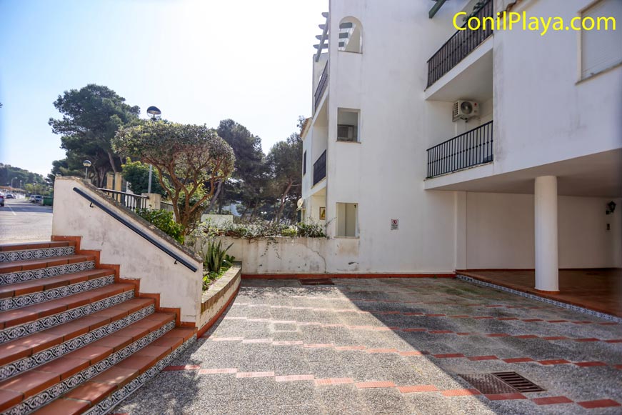 Escaleras del patio exterior Escaleras del patio exterior rodeadas de vegetación verde