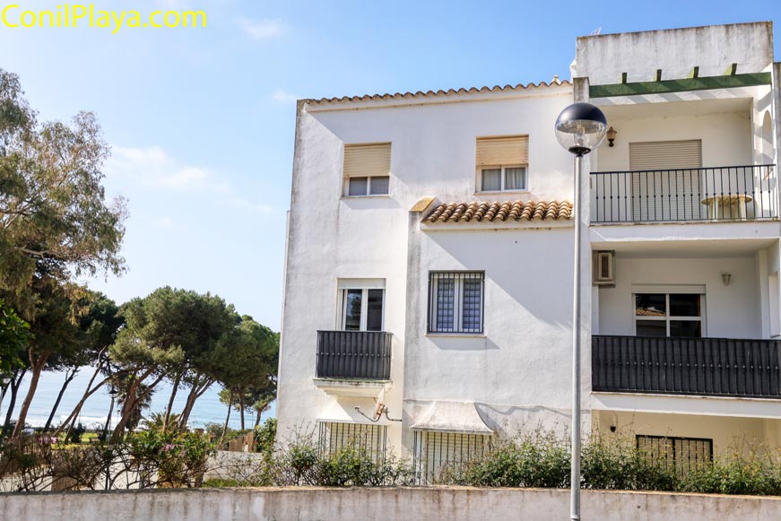 Fachada y terraza Fachada con terraza soleada en apartamento céntrico de Conil