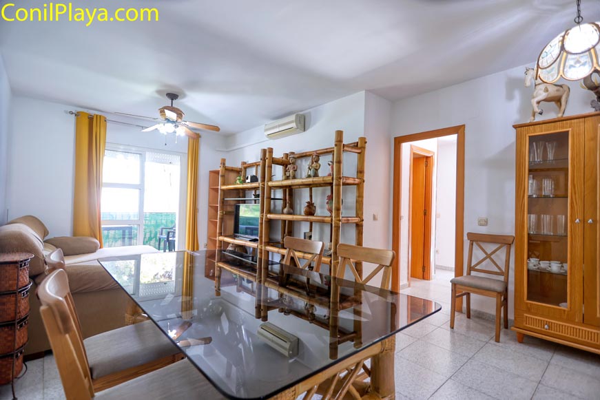 Mesa de comedor de cristal con cuatro sillas Zona de comedor con amplia mesa de cristal y cuatro sillas a juego.