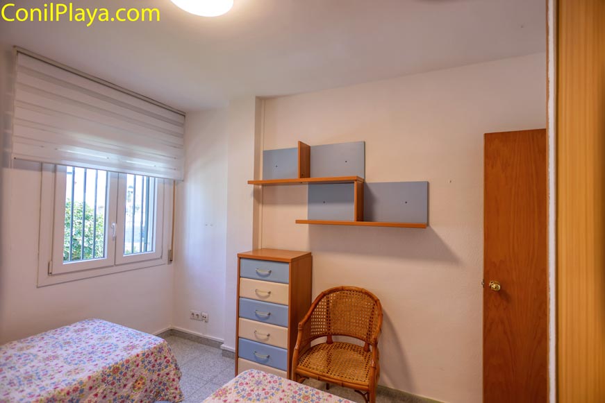 Mobiliario del dormitorio con dos camas Sinfonier pequeño y detalles del mobiliario en el dormitorio de camas individuales.