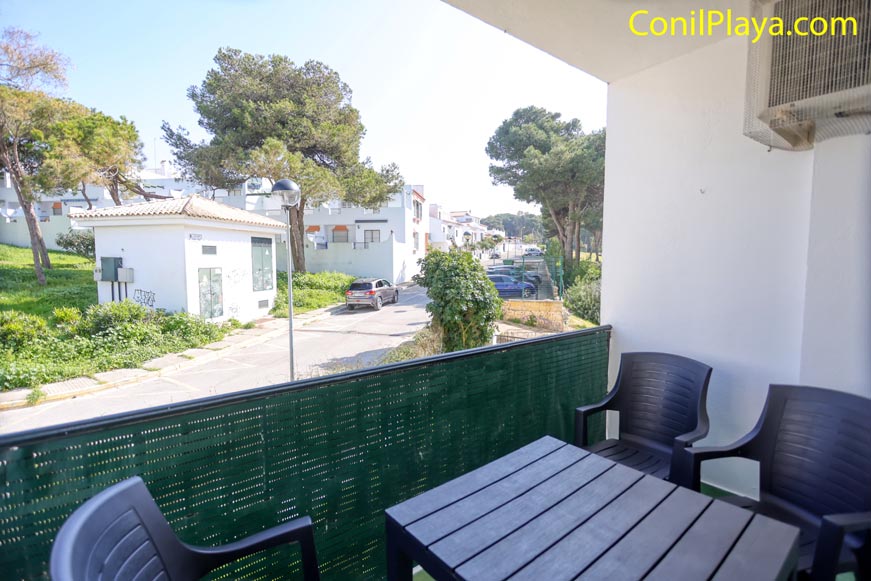 Panorámica de Conil desde la terraza Panorámica del pueblo de Conil y las zonas verdes vistas desde la terraza.