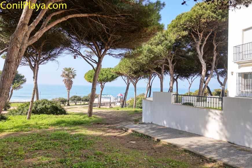 Parque de la atalaya Conil, al fonto el mar
