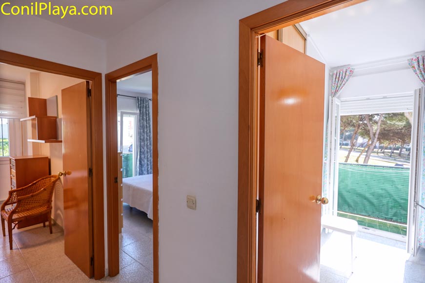 Pasillo distribuidor hacia los dormitorios Pasillo principal con las tres puertas de acceso a las habitaciones de la casa.