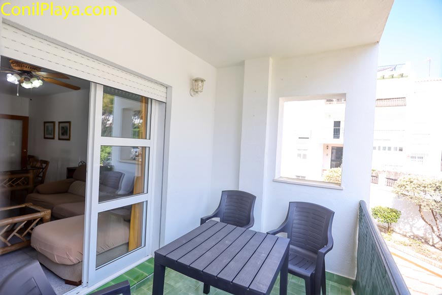 Acceso a la terraza desde el salón. Puerta del salón con acceso a la terraza.