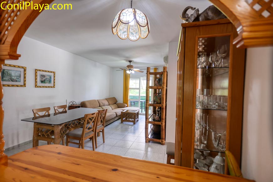 Salón comedor visto desde la cocina Vista general y luminosa del salón comedor observada desde el interior de la cocina.