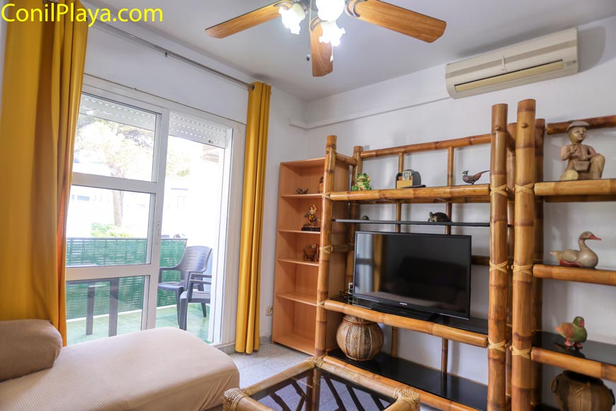 Televisión en el salón con salida a la terraza Zona de entretenimiento con televisión y luminosa puerta de acceso a la terraza.