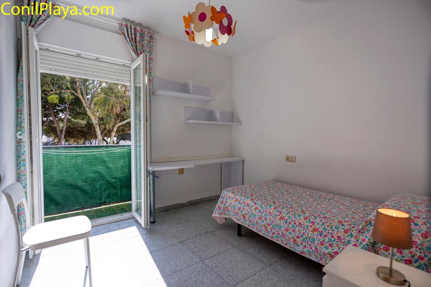 Tercer dormitorio con balcón Tercer dormitorio muy luminoso gracias a su acceso directo al balcón.
