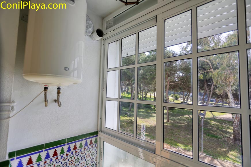 Lavandería con termo eléctrico y ventana exterior Zona de lavandería con termo eléctrico y ventana con agradables vistas al exterior.