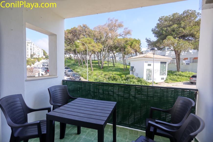 Terraza Terraza exterior equipada con mesa y sillas frente a la arboleda del parque.