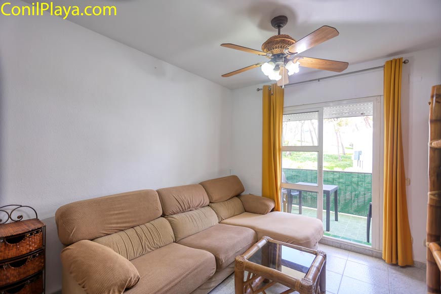 Sofá chaise longue con ventilador de techo en el salón Detalle del sofá chaise longue y el ventilador de aspas para refrescar la estancia.