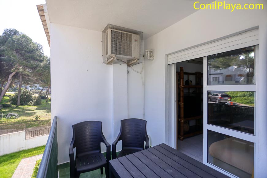 Terraza y situación del parque. Vista de la terraza con parque detrás-