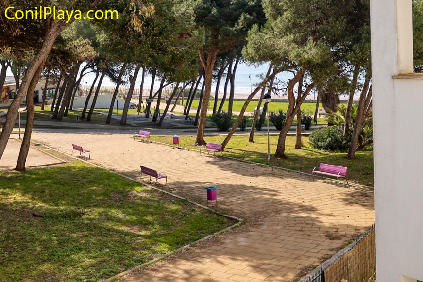 Vistas al Parque de la Atalaya y al mar desde el tercer dormitorio Hermosas vistas combinadas del Parque de la Atalaya y el mar desde la vivienda.